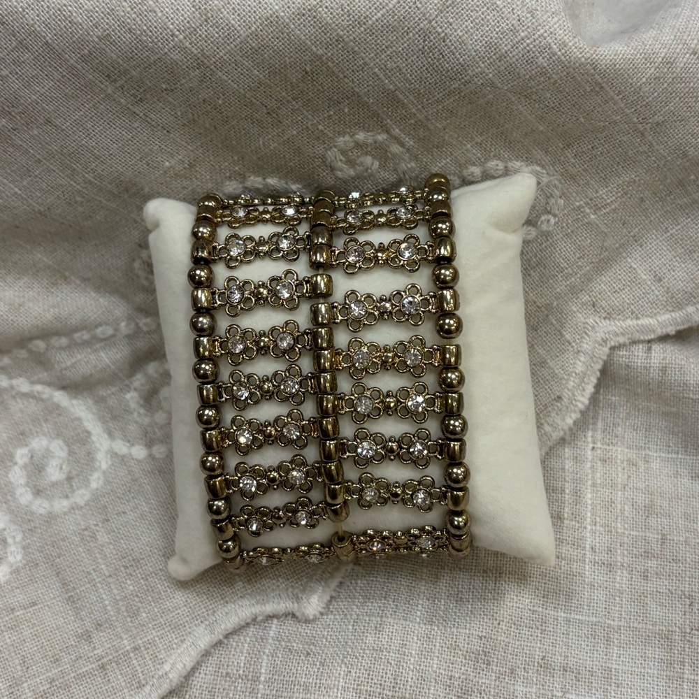 Goldtoned and Rhinestone Women's Stretch‎ Bracelet with Flower Design